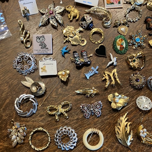 Big lot of 92 assorted vintage estate sale pins, I am selling all my jewelry! - Picture 2 of 10